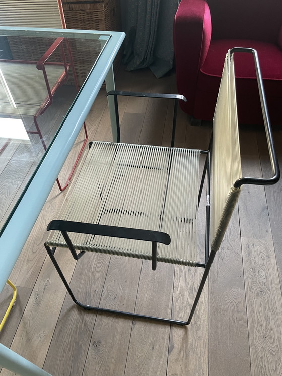 Image 1 of Table en verre Flyline et 4 chaises spaghetti colorées