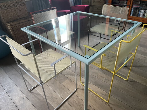 Table en verre Flyline et 4 chaises spaghetti colorées
