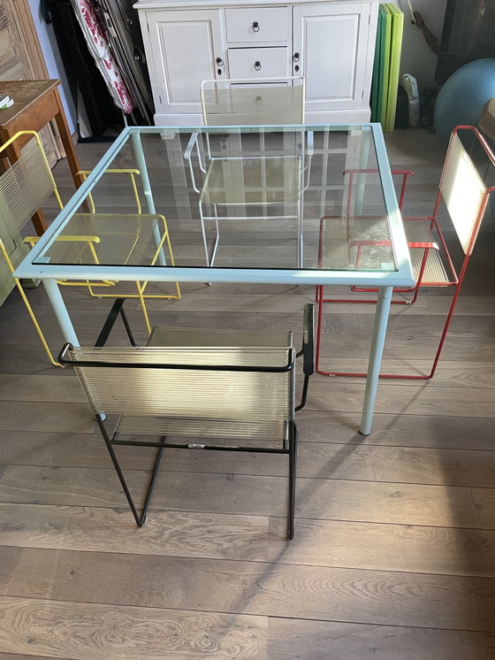 Image 1 of Table en verre Flyline et 4 chaises spaghetti colorées