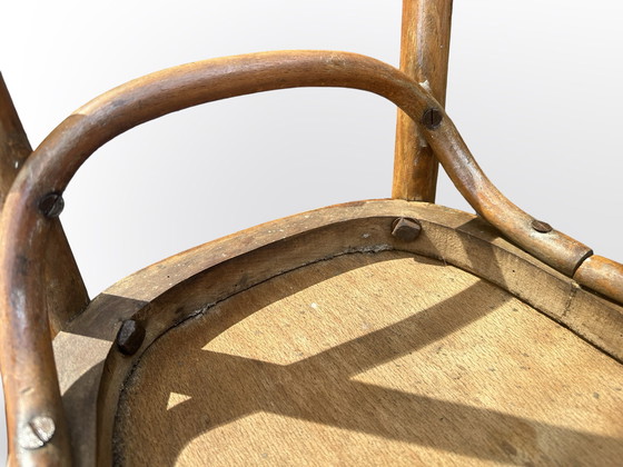 Image 1 of Belle chaise Art Nouveau (type chaise de bistrot) avec assise imprimée dans le style typique de l'Art Nouveau.