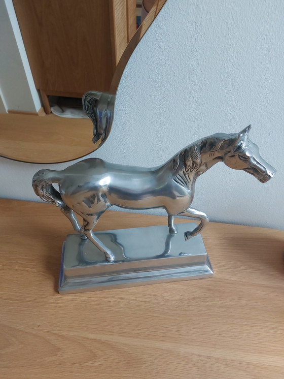 Image 1 of Cheval en métal vintage aluminium argent