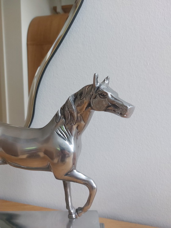 Image 1 of Cheval en métal vintage aluminium argent