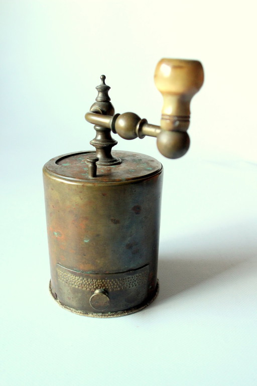 Round coffee grinder from the 1930s - Metal, copper With hand crank - Functional