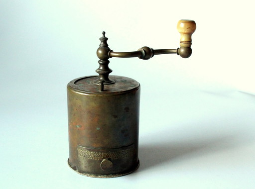 Round coffee grinder from the 1930s - Metal, copper With hand crank - Functional