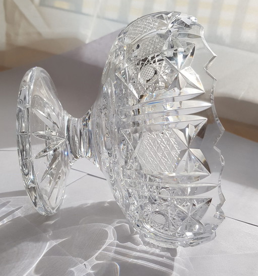 Lead crystal bowl with foot