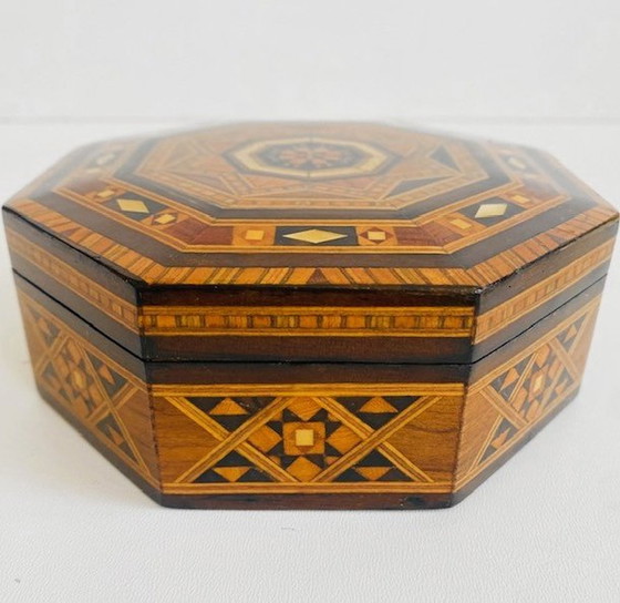 Image 1 of Scatola portagioie ottagonale in legno con intarsi in madreperla geometrica Khatam