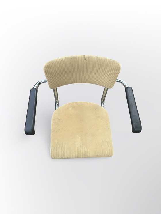 Image 1 of Mignonne chaise à structure tubulaire des années 1960 avec accoudoirs en plastique noir.