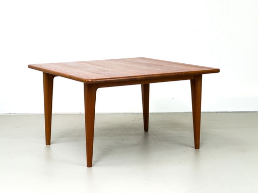 Mikael Laursen Illum Wikkelso coffee table