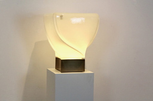 lampe de table en verre blanc opalescent leucos, édition limitée, faite à la main