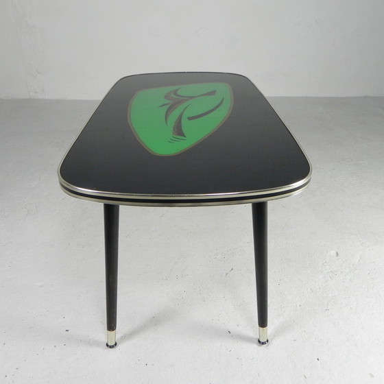 Image 1 of Table basse vintage avec plateau en verre et pieds angulaires et effilés. 1950s