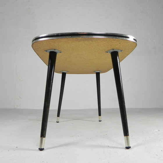 Image 1 of Tavolino da caffè vintage con piano in vetro e gambe affusolate. Anni '50