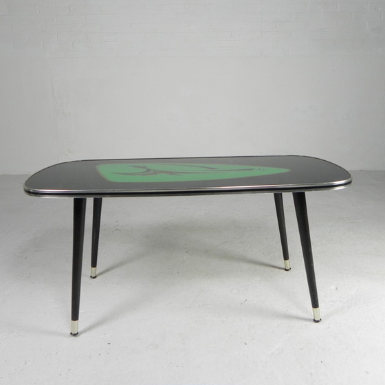 Image 1 of Table basse vintage avec plateau en verre et pieds angulaires et effilés. 1950s