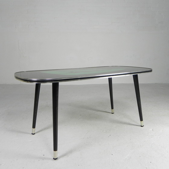 Image 1 of Table basse vintage avec plateau en verre et pieds angulaires et effilés. 1950s