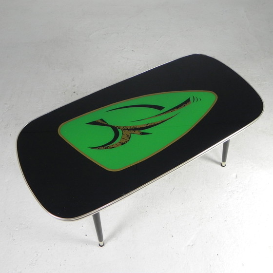 Image 1 of Table basse vintage avec plateau en verre et pieds angulaires et effilés. 1950s