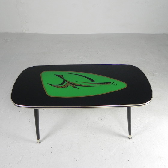 Image 1 of Table basse vintage avec plateau en verre et pieds angulaires et effilés. 1950s