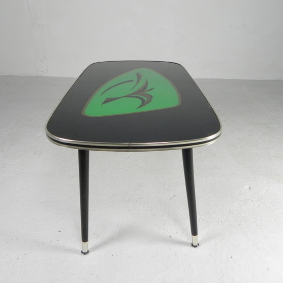 Image 1 of Table basse vintage avec plateau en verre et pieds angulaires et effilés. 1950s