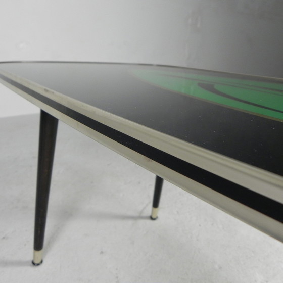 Image 1 of Table basse vintage avec plateau en verre et pieds angulaires et effilés. 1950s
