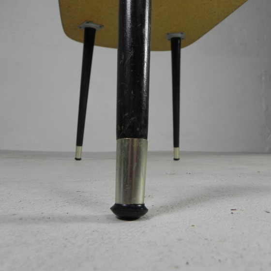 Image 1 of Table basse vintage avec plateau en verre et pieds angulaires et effilés. 1950s