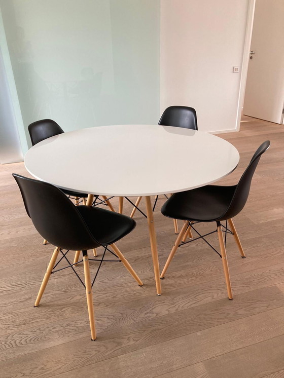 Image 1 of Elegant round table