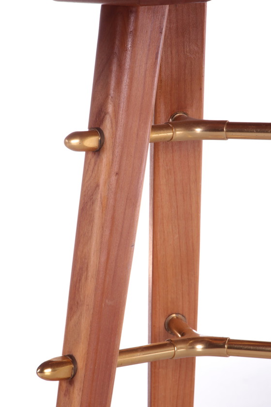 Image 1 of Tavolino da caffè vintage con 3 gambe e dettagli in ottone scandinavo.