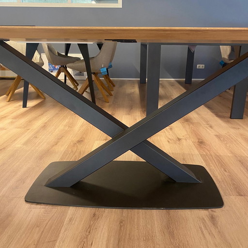 Bert Plantagie Oxxi dining table