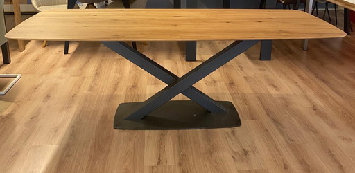 Bert Plantagie Oxxi dining table