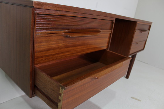 Image 1 of Scrivania vintage di design britannico, credenza anni '60, bianca e Newton