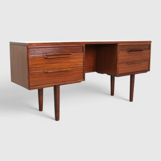 Image 1 of Scrivania vintage di design britannico, credenza anni '60, bianca e Newton