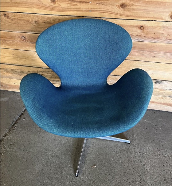 Image 1 of Arne Jacobsen Swan by Fritz Hansen armchair