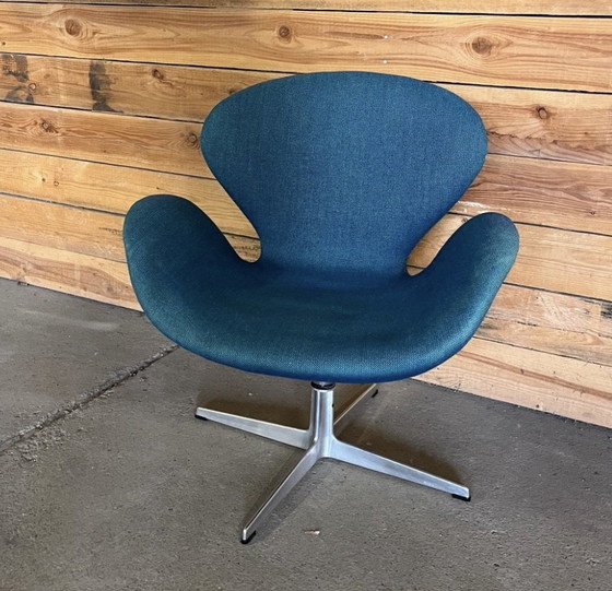 Image 1 of Arne Jacobsen Swan by Fritz Hansen armchair