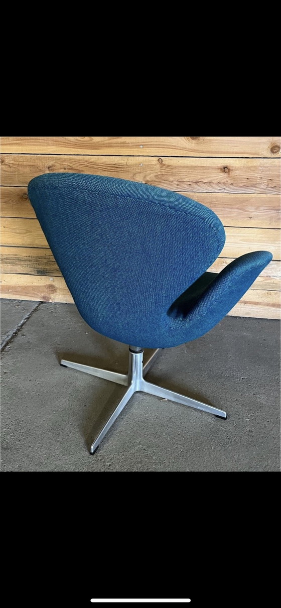 Image 1 of Arne Jacobsen Swan by Fritz Hansen armchair