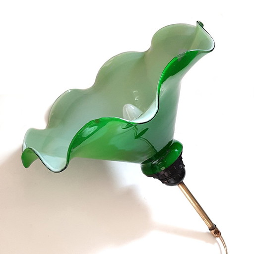 Lampe pendante en verre opalin vert du Mid Century français