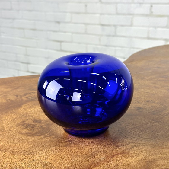 Image 1 of Objet / vase design en verre bleu cobalt 13x16