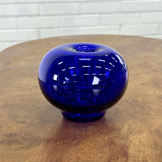 Image 1 of Objet / vase design en verre bleu cobalt 13x16