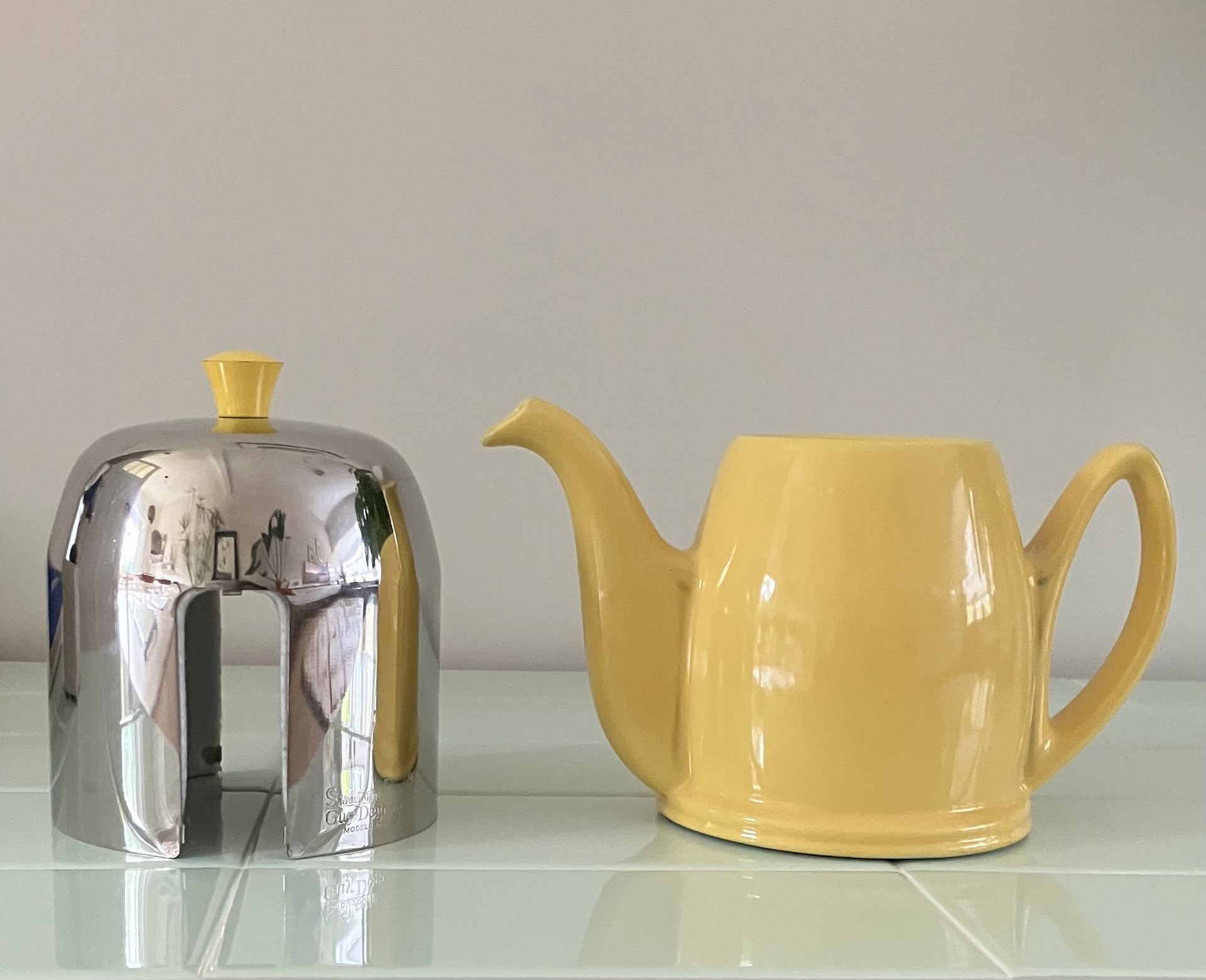 https://images.whoppah.com/products/7nfLtBp-e/V4oMfV0e6/1920x1561/guy-degrenne-salam-the-teapot.jpeg