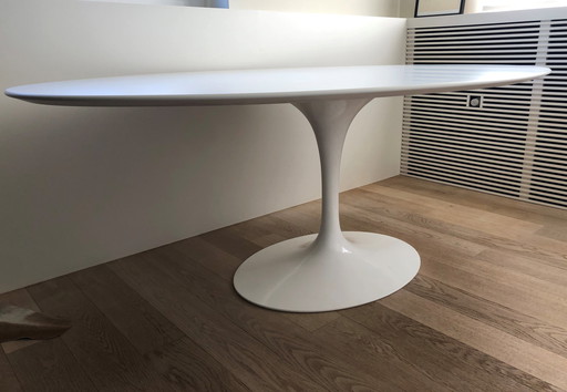 Eero Saarinen Tulip Table ovale