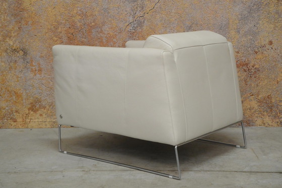 Image 1 of Fauteuil design italien en cuir blanc cassé Natuzzi