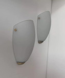 Lampada da parete vintage 2X, vetro opalino e ottone, Svezia 1970