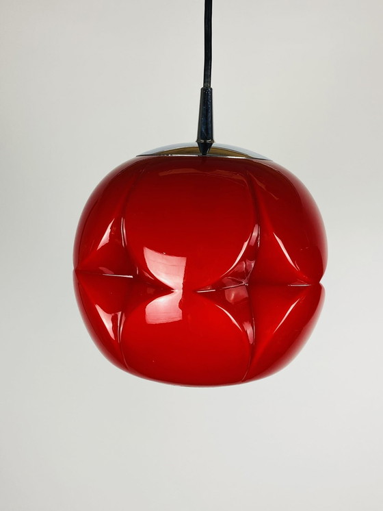 Image 1 of Par de lámparas colgantes de cristal rojo con forma de alcachofa de Peill y Putzler, 1960