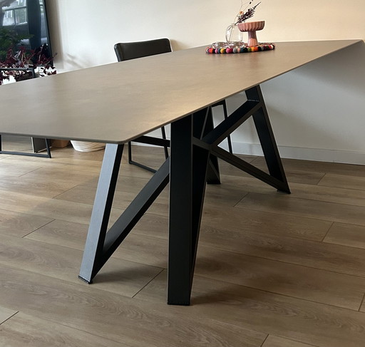 Bertplantagie dining room table