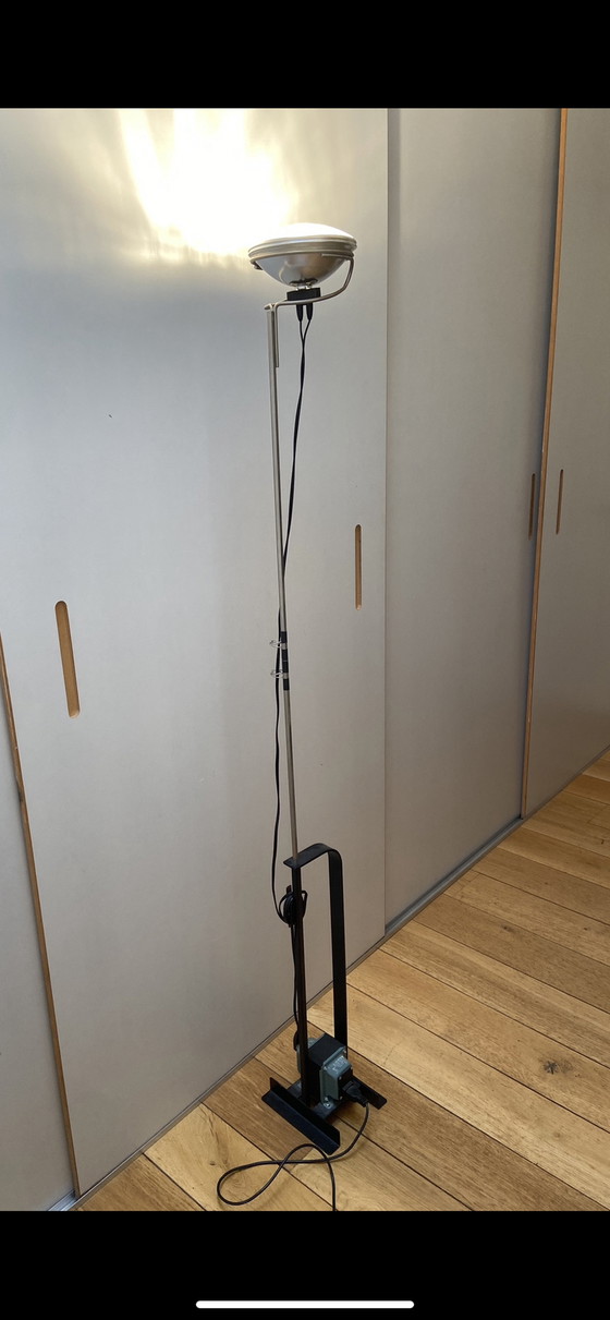 Flos Toio floor lamp black | €650 | Whoppah Flos Toio floor lamp black | €650 | Whoppah