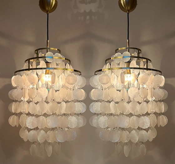 Image 1 of Conjunto de 2 lámparas colgantes de concha capiz con marco dorado perla opalina