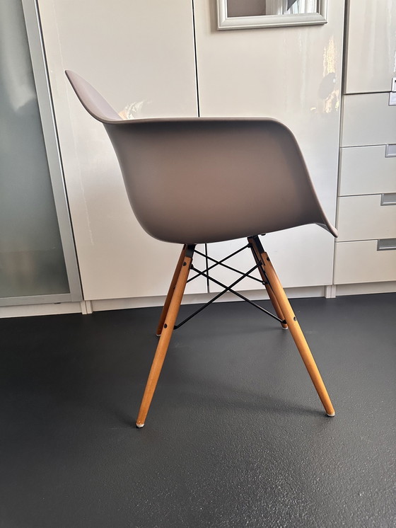 Image 1 of Vitra Daw