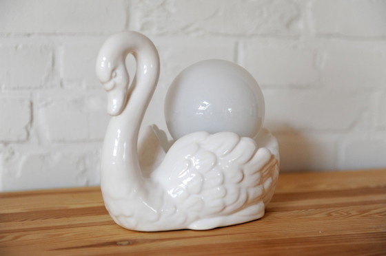 Image 1 of Lampe de table sculpturale en porcelaine en forme de cygne