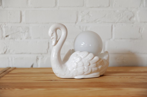 Image 1 of Lampe de table sculpturale en porcelaine en forme de cygne