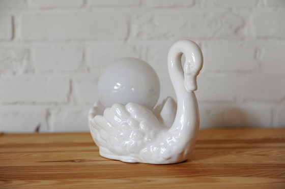 Image 1 of Lampe de table sculpturale en porcelaine en forme de cygne