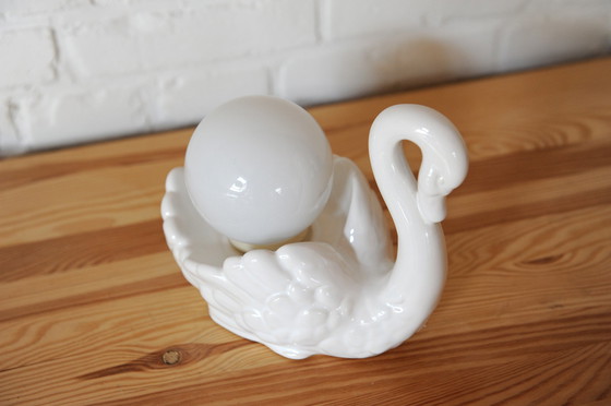 Image 1 of Lampe de table sculpturale en porcelaine en forme de cygne