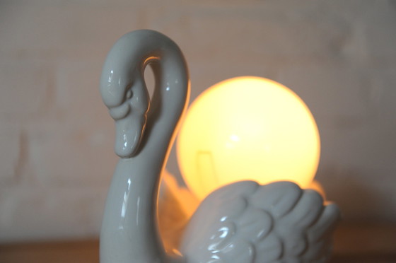 Image 1 of Lampe de table sculpturale en porcelaine en forme de cygne