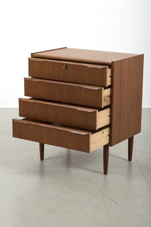 Vintage chest of drawers