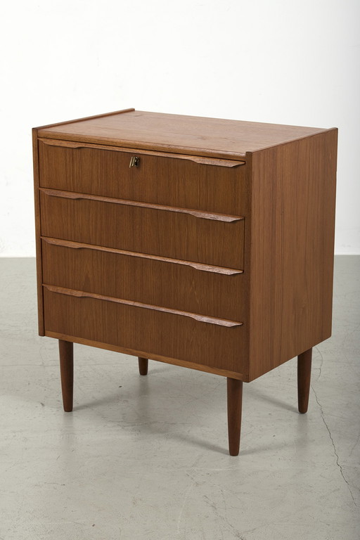 Vintage chest of drawers